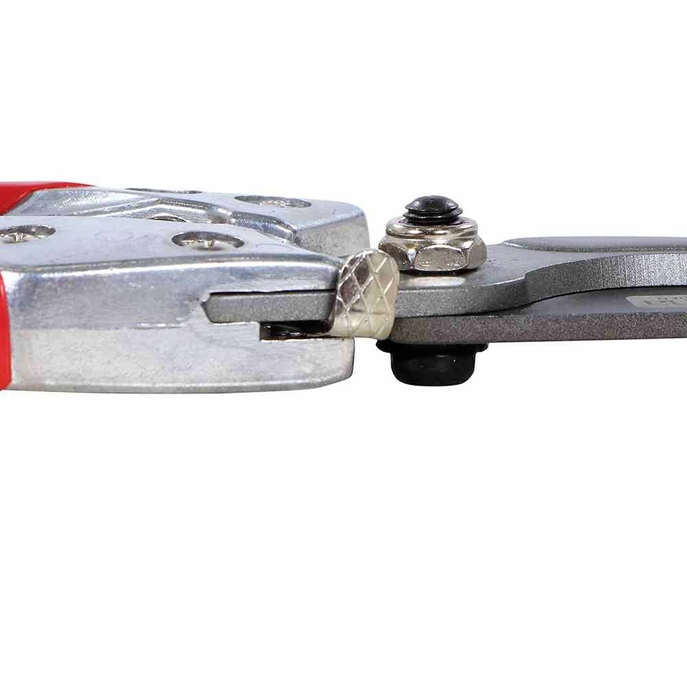 Nahaufnahme einer roten Metallschneidezange mit geschlossenem Griff und geschlossener Schneide, auf weißem Hintergrund.