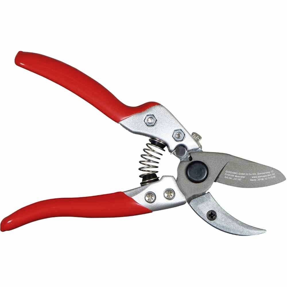 Handgartenschere mit roten Griffen und silbernen Klingen, in geöffnetem Zustand. Design enthält Federmechanismus zwischen den Griffen.