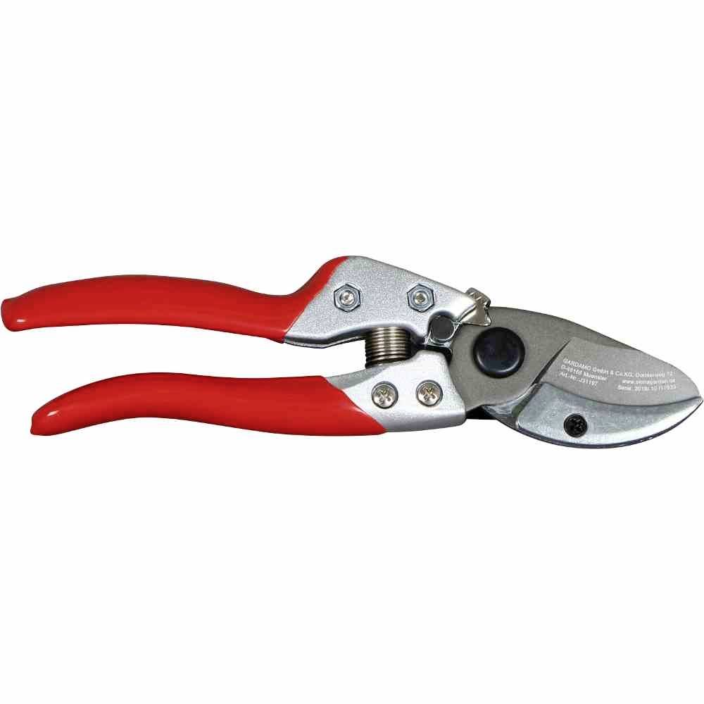 Eine rote Gartenschere mit silberner Schneide, geeignet für präzises Schneiden kleiner Äste oder Pflanzenstängel im Garten.