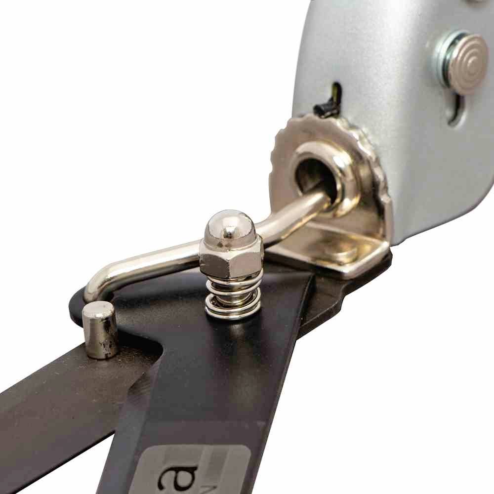 Nahaufnahme eines gezackten, schwarzen Messers oder Werkzeugs, das an einem metallischen, verstellbaren Mechanismus befestigt ist.