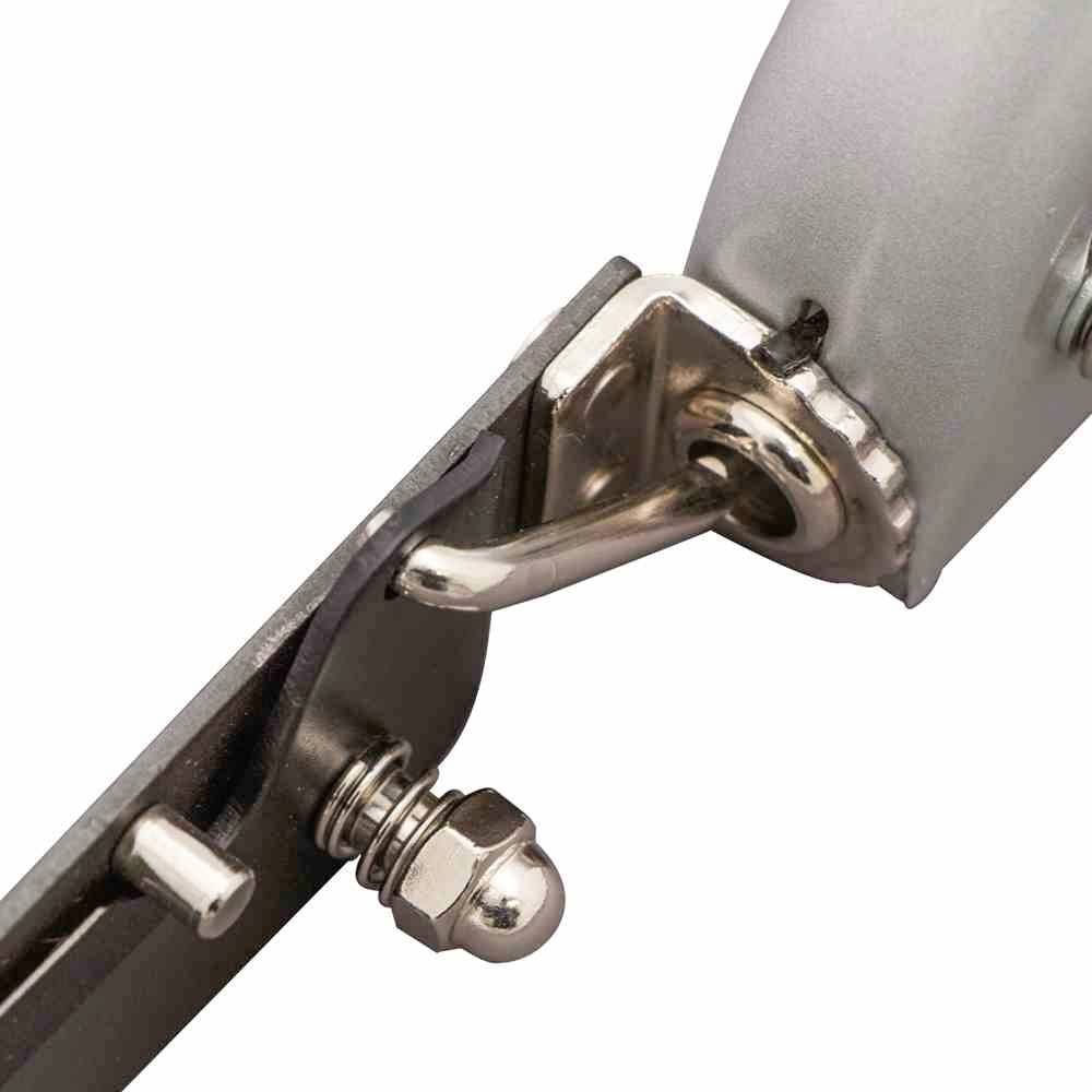 Ein Nahaufnahmefoto eines Metallrasenmähers mit einem sichtbaren Teil des Schneidemechanismus. Keine sichtbare Marke oder Logo.