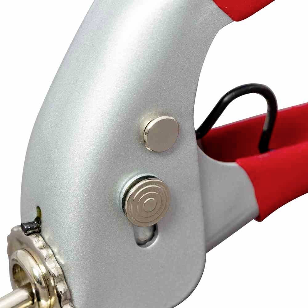 Nahaufnahme eines silbernen und roten Hebelwerkzeugs mit einem Metallknopf und rotem Griff, möglicherweise eine Gartenschere.