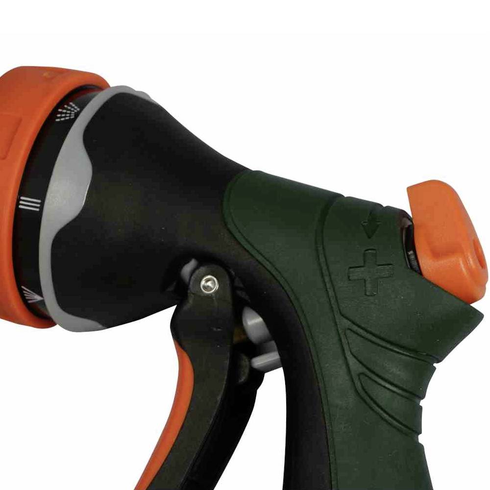 Nahaufnahme eines Gartensprühkopfs mit schwarzem und grünem Griff, einem roten Drehknopf zur Einstellung des Sprühmodus.
