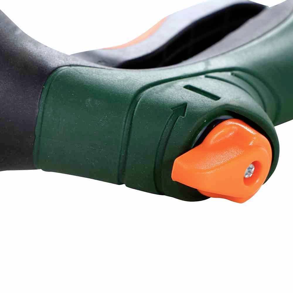 Nahaufnahme eines grünen Sprühgriffs mit orangefarbenem Schalter, der zur Regulierung der Wassermenge dient.