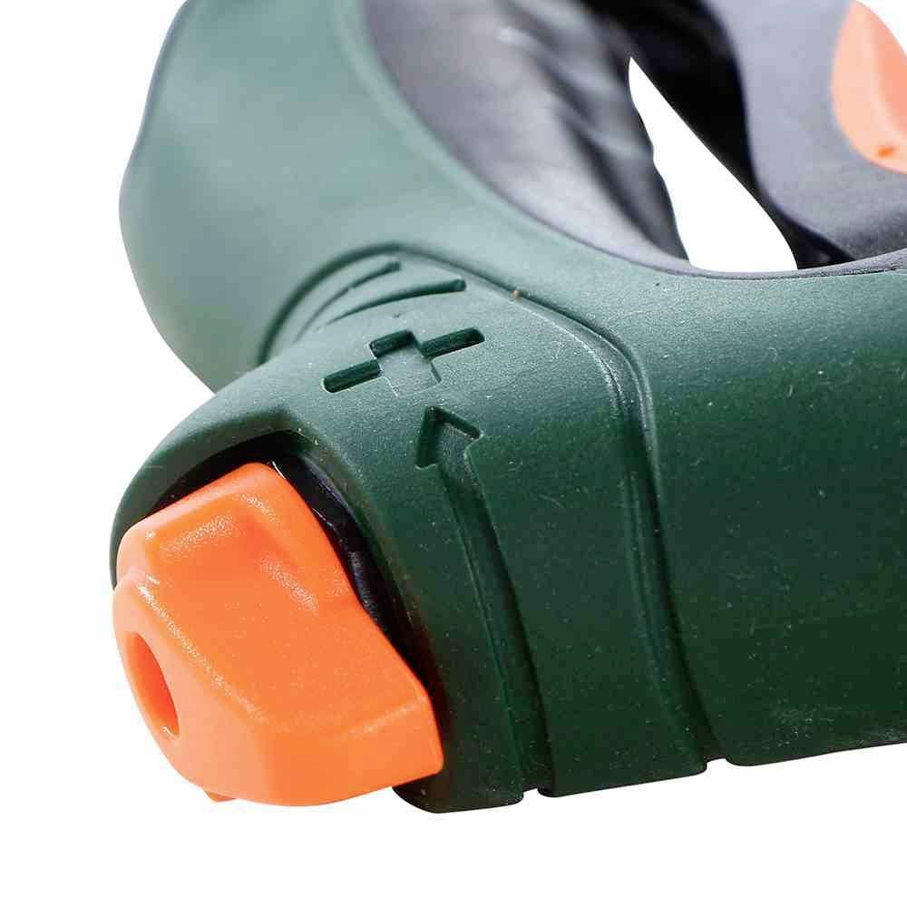 Nahaufnahme eines grünen Gartenschlauch-Sprühkopfes mit orangefarbenem Drehventil und Plus- und Minusmarkierungen zur Wassereinstellung.
