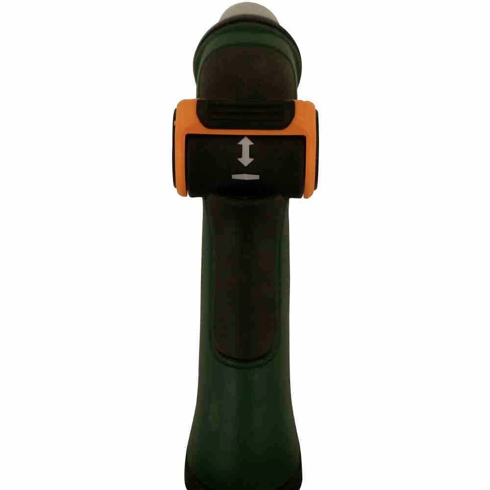 Ein grüner Gartenschlauchdüsenkopf mit einem schwarzen Griff. Ein oranger Schalter mit Pfeilen für die Regulierung des Wasserflusses.