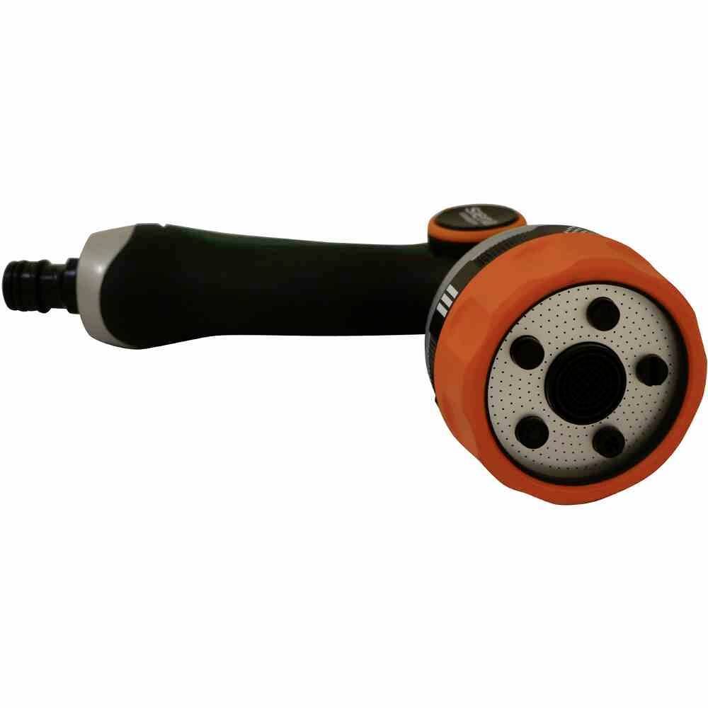 Eine schwarze und orangefarbene Gartenbrause mit mehreren Sprüheinstellungen, liegend auf der Seite.