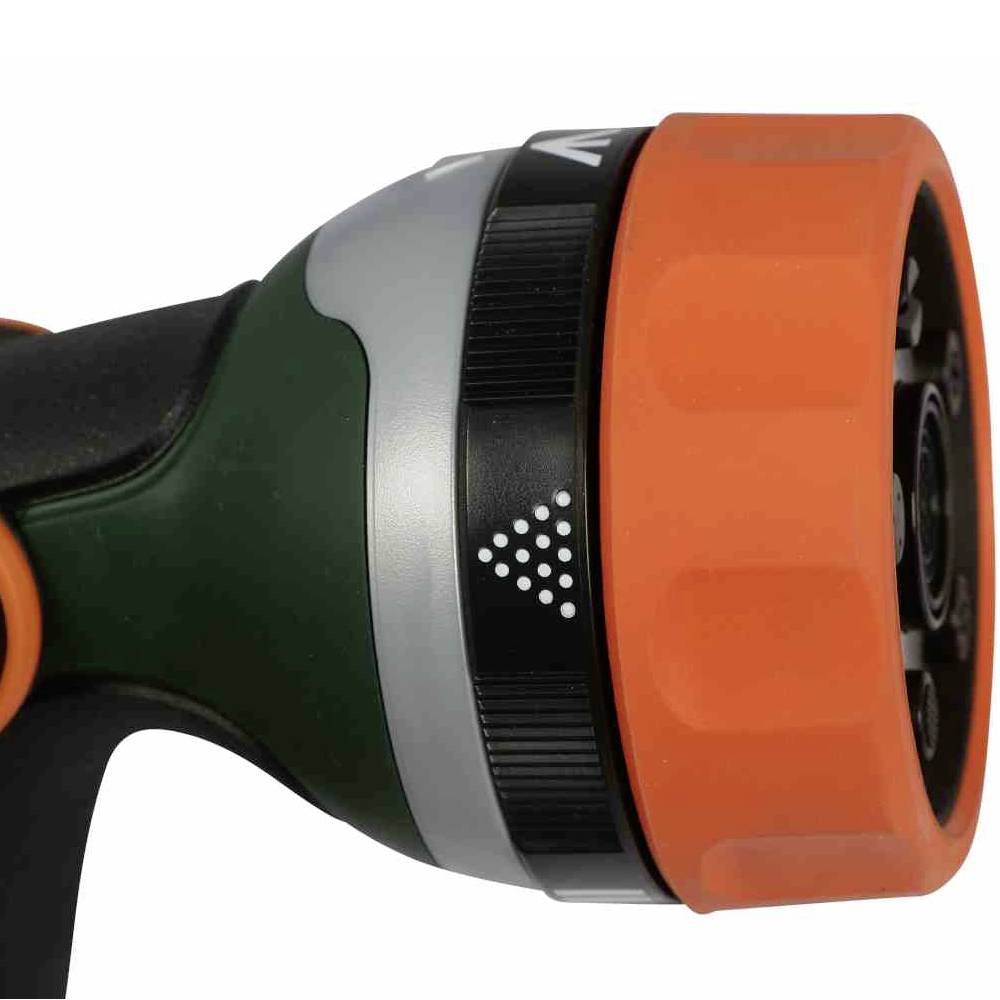 Nahaufnahme eines Gartenschlauch-Sprühkopfes mit orangefarbener Düse und grünem Griff, zeigt das Symbol für Wassermuster umgeben von schwarzem Ring.