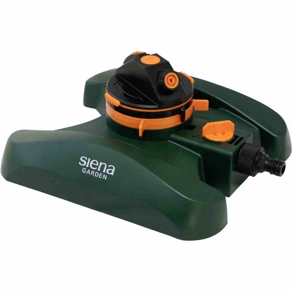 Ein grüner Sprinkler von 'Siena Garden' mit orangefarbenen Akzenten. Er hat eine verstellbare Düse und einen Anschlussschlauch.