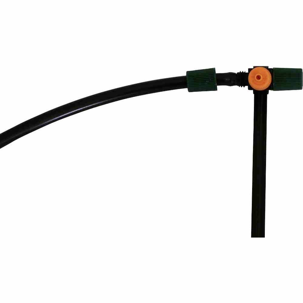 Bewässerungssystem mit schwarzem Schlauch und grünem Anschluss, zeigt eine Verbindung mit einem orangen Element zur Steuerung des Wasserflusses.