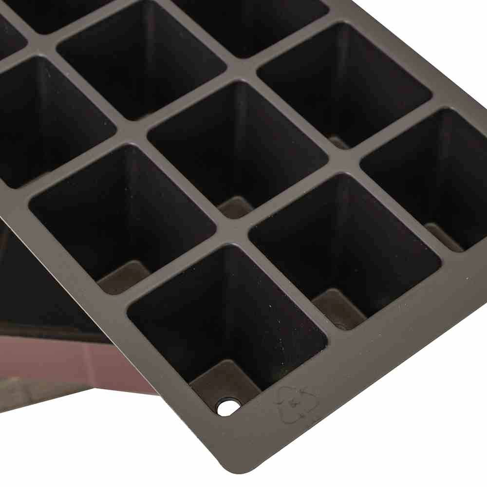 Silikon-Eiswürfelform mit quadratischen Fächern für die Herstellung von großen Eiswürfeln.