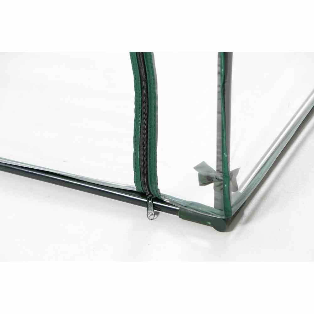 Ein transparentes Kunststoffzelt mit einem Reißverschluss an der Ecke. Es ist Teil einer Konstruktion, möglicherweise für Garten- oder Heimwerknutzung.