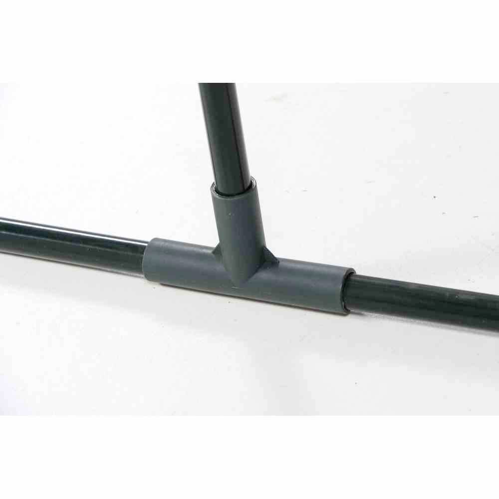 Ein grünes Rohrverbindungselement aus Metall, das zwei horizontale Rohre mit einem vertikalen Rohr verbindet.