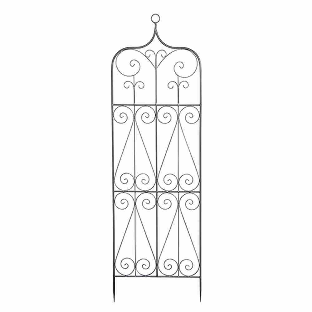 Ein dekoratives Metallgitter mit eleganten, geschwungenen Verzierungen, das als Sichtschutz oder Rankhilfe für Pflanzen dient.