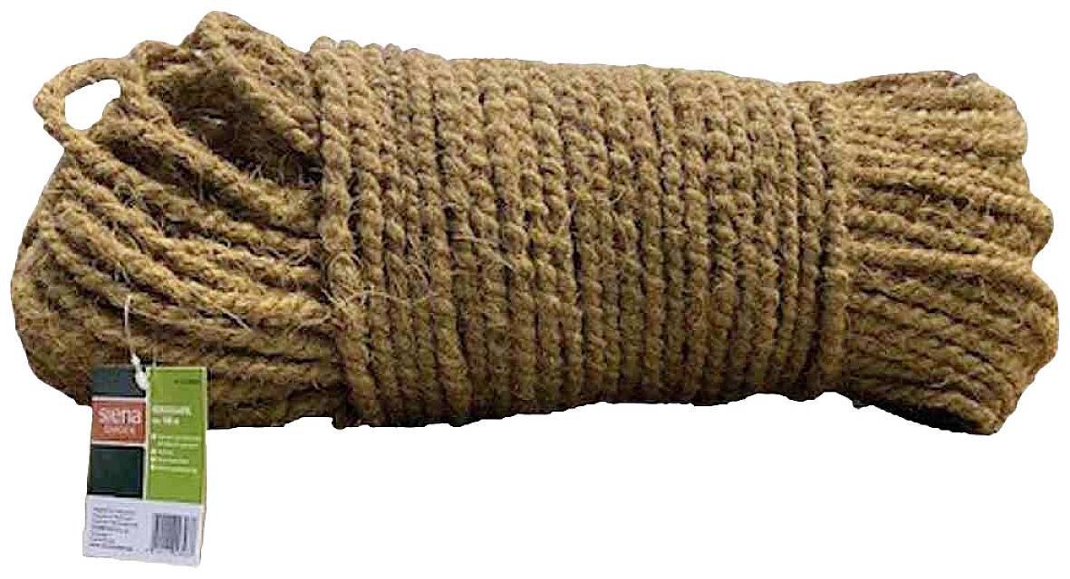 Ein dickes braunes Seil aus Naturfasern, ordentlich aufgerollt, mit einem Etikett an der Seite. Ideal für Garten- oder Heimwerkerprojekte.