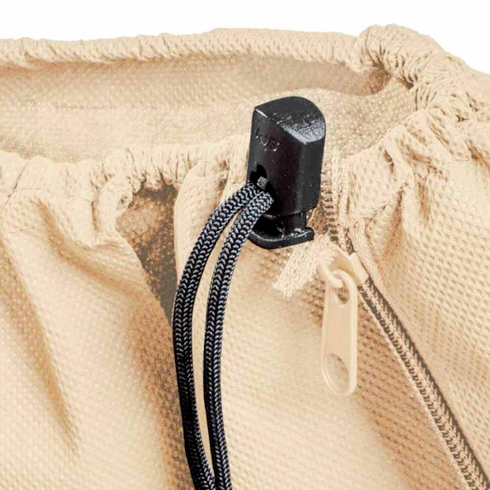 Ein beiger Rucksack mit Kordelzug und Reißverschluss im oberen Bereich. Der Fokus liegt auf dem Verschlussmechanismus.