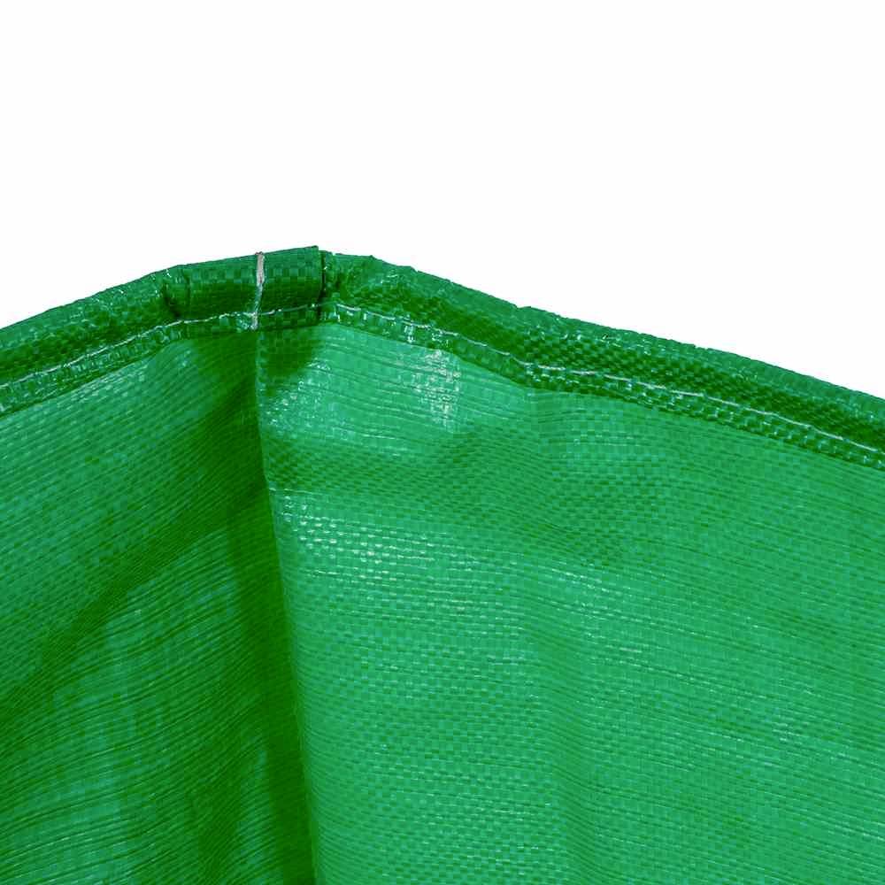 Grüner Gewebetextilstoff, möglicherweise Plastikplane, in Nahaufnahme.