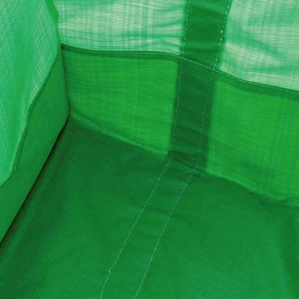 Grüne, gefaltete Oberfläche mit sichtbaren Nähten und Linien, die eine textile Struktur vermuten lässt.