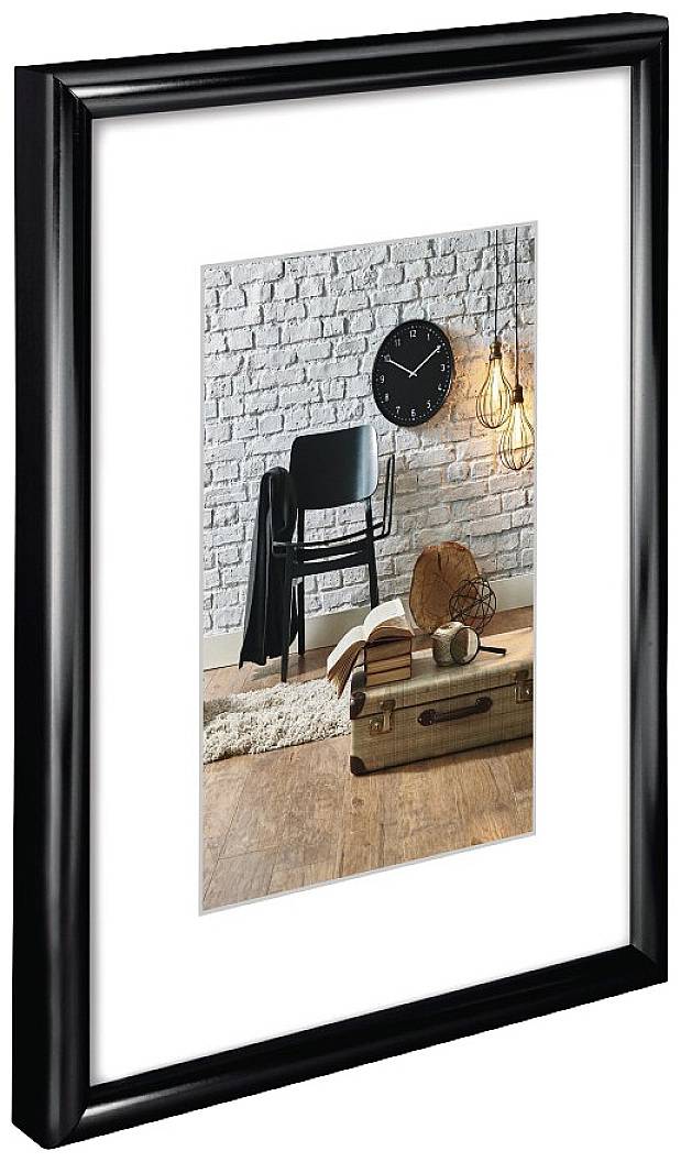 Ein gerahmtes Bild zeigt eine stilvolle Ecke mit Stuhl, schwarzer Uhr an weißer Backsteinwand und Dekorationen auf einem Holzboden.