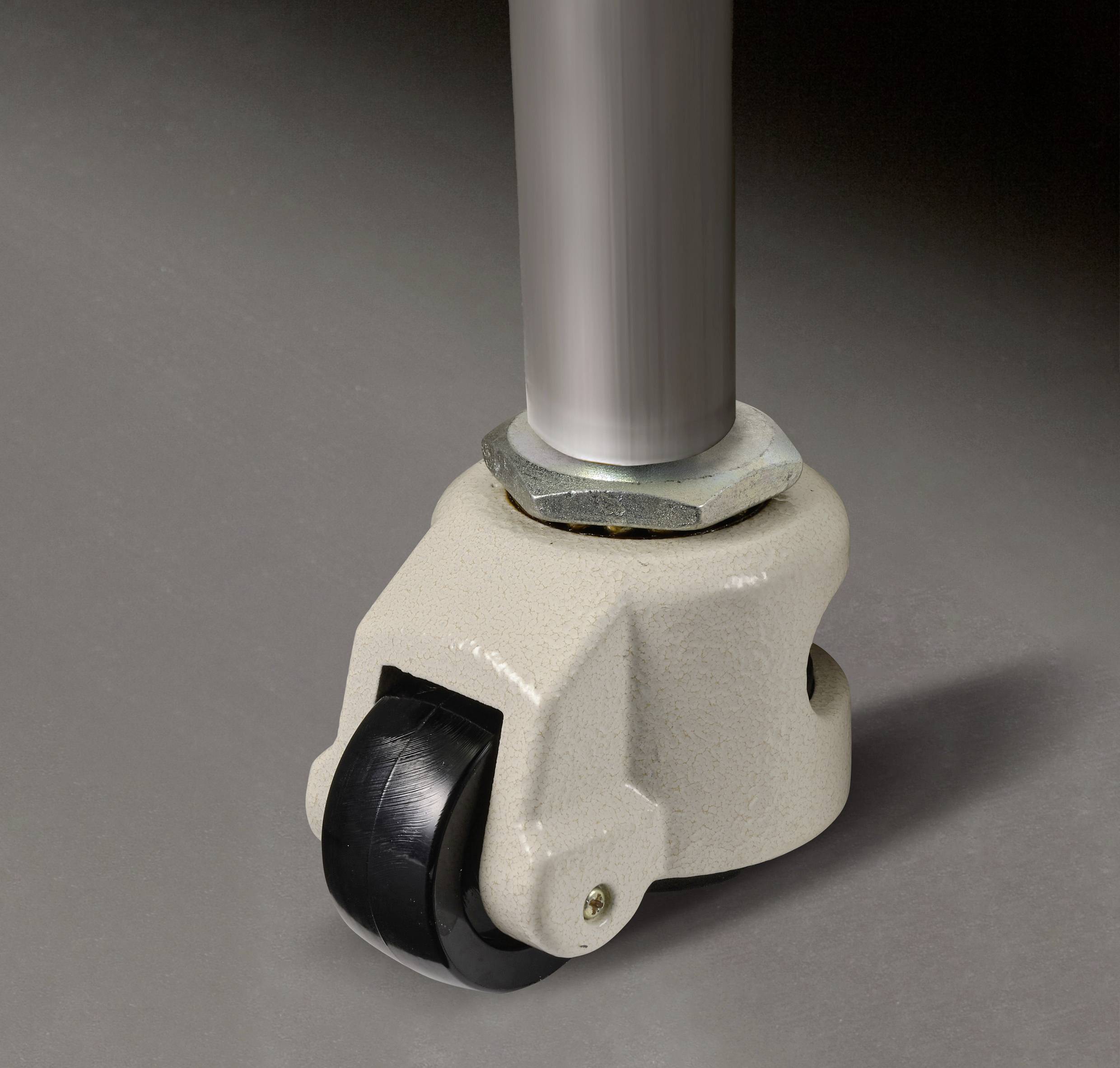 Ein grauer Stuhlbein mit schwarzem Drehrollrad auf einem Boden. Das Rad ermöglicht Bewegung und Flexibilität des Stuhls.