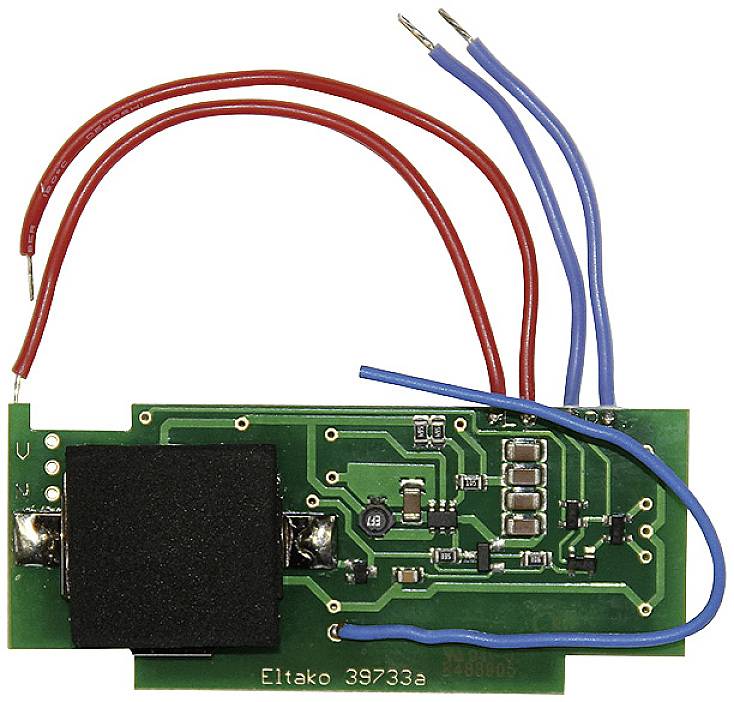 Elektronische Platine mit roten und blauen Kabeln. Sichtbar sind Schaltkreise und elektronische Bauteile auf einer grünen Leiterplatte.
