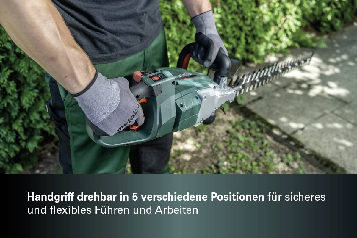 Eine Person hält eine Heckenschere mit verstellbarem Griff, steht im Garten, Schutzhandschuhe tragend. Text hebt drehbaren Griff hervor.