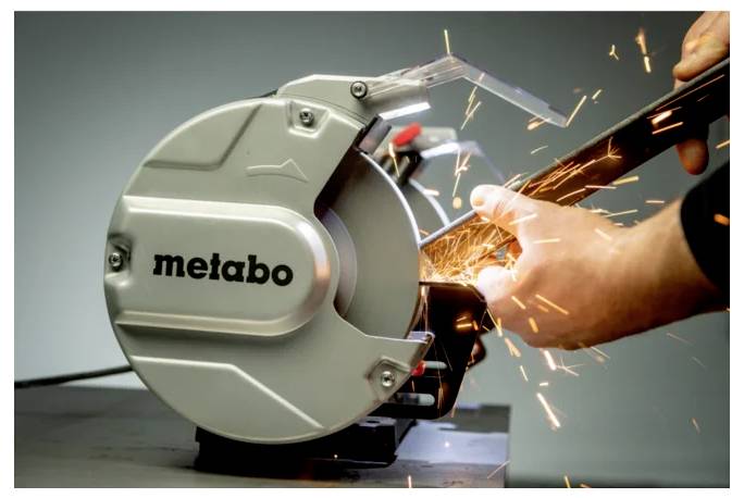 Eine Person verwendet eine Metabo-Kreissäge zum Schneiden von Metall und erzeugt dabei helle Funken. Der Fokus der Säge unterstreicht Präzision und industrielle Anwendung.