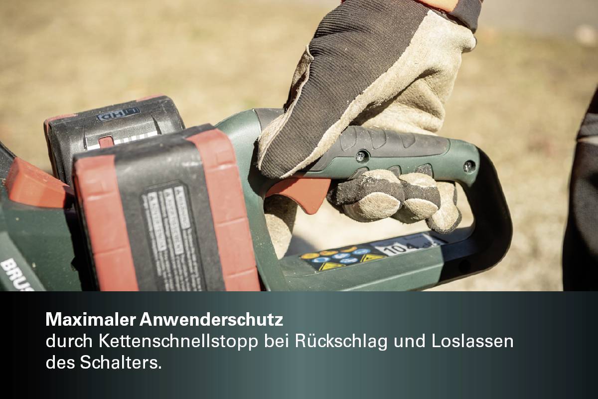 Nahaufnahme einer Person, die eine Kettensäge hält. Text auf dem Bild: Maximaler Anwenderschutz durch Kettenschnellstopp bei Rückschlag und Loslassen des Schalters.