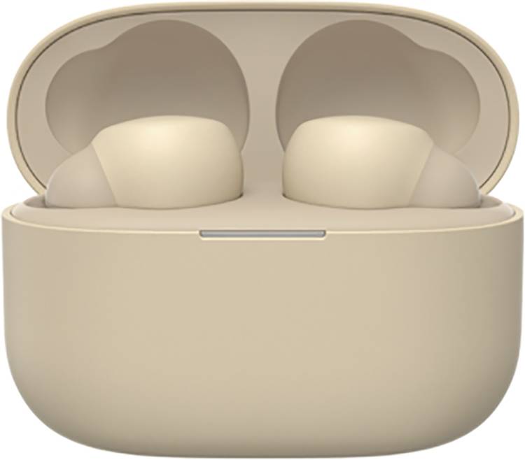 Kabellose beige Ohrhörer in einem offenen Ladecase, auf einem weißen Hintergrund.
