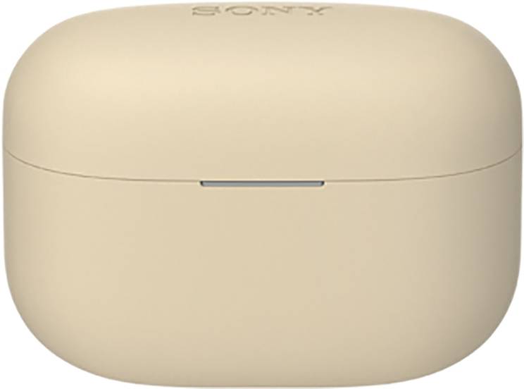 Beige Ladeetui mit einem dezenten Schriftzug auf der Oberseite; wahrscheinlich für drahtlose Ohrhörer.