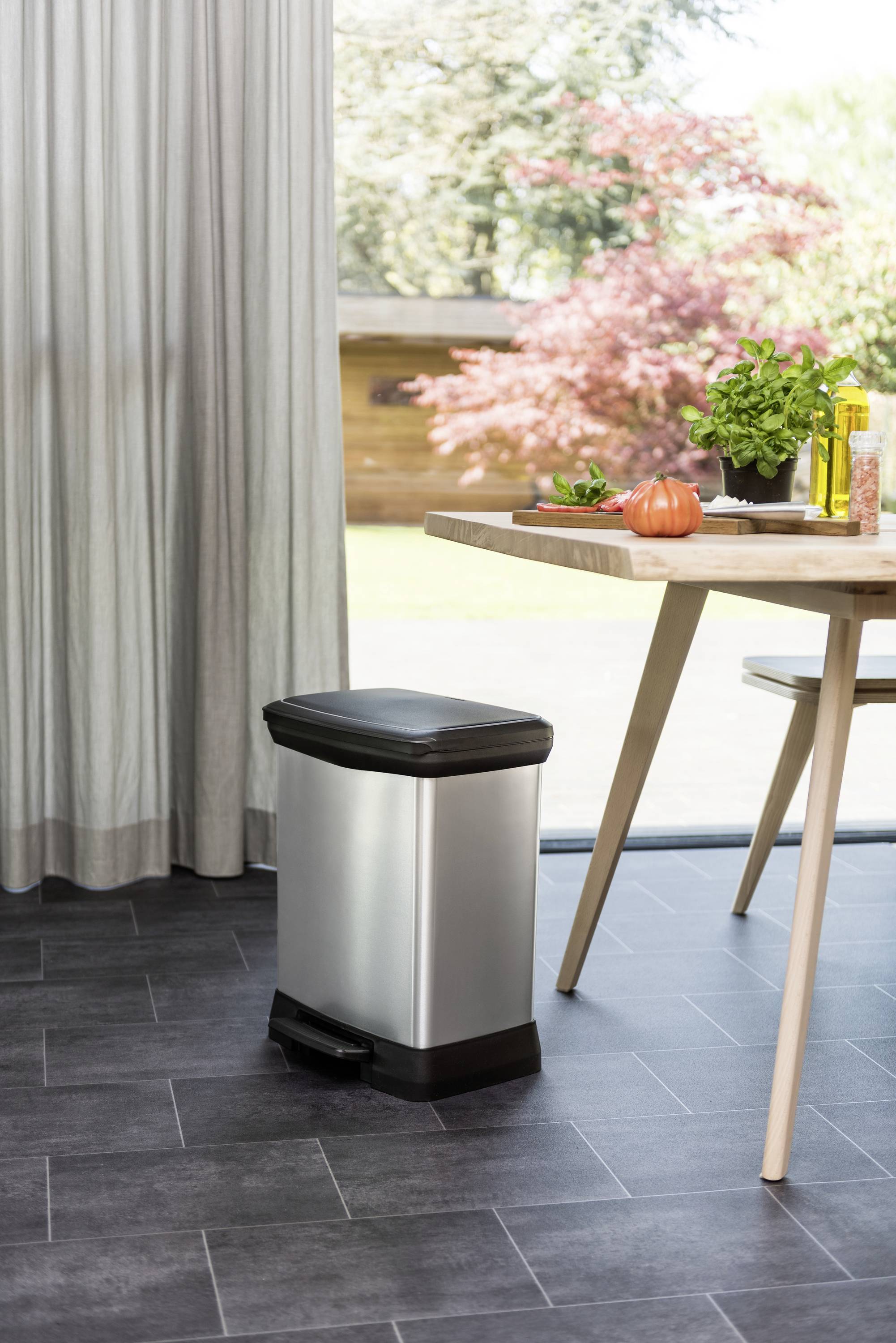 Curver DECO Bin 240642 Mülleimer 30l (B x H x T) 390 x 510 x 290mm Silber, Schwarz 1St.