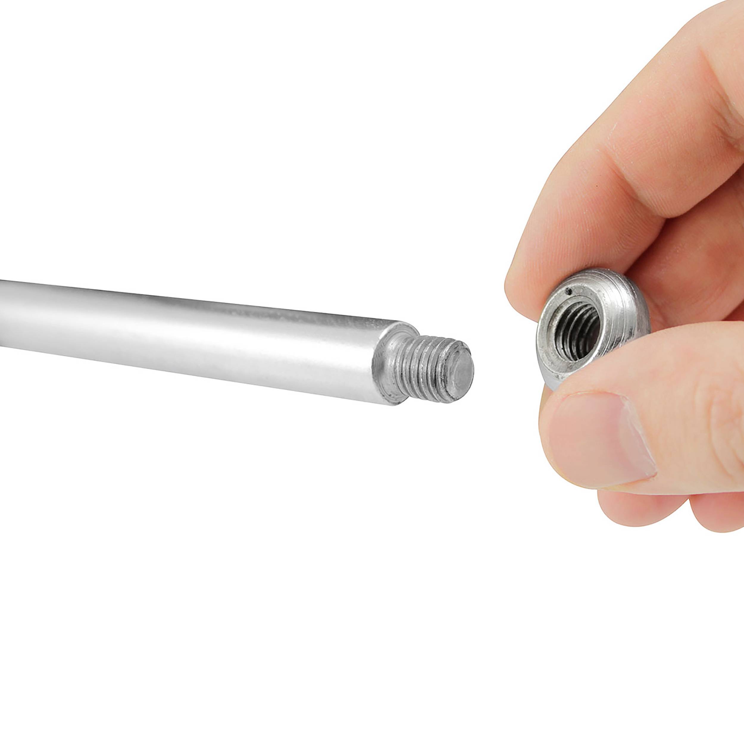 Eine Hand hält eine kleine Metallkappe, die auf das Ende eines langen Metallrohrs geschraubt werden soll.