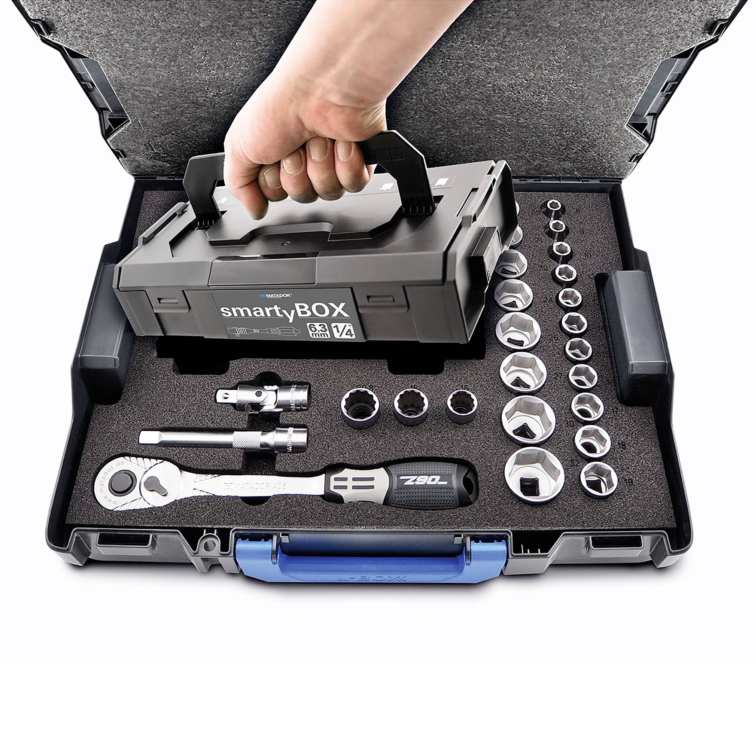 Eine Hand hält einen grauen Werkzeugkasten (smartyBOX) mit geöffnetem Deckel, darin sind verschiedene Steckschlüssel und Werkzeuge sichtbar.