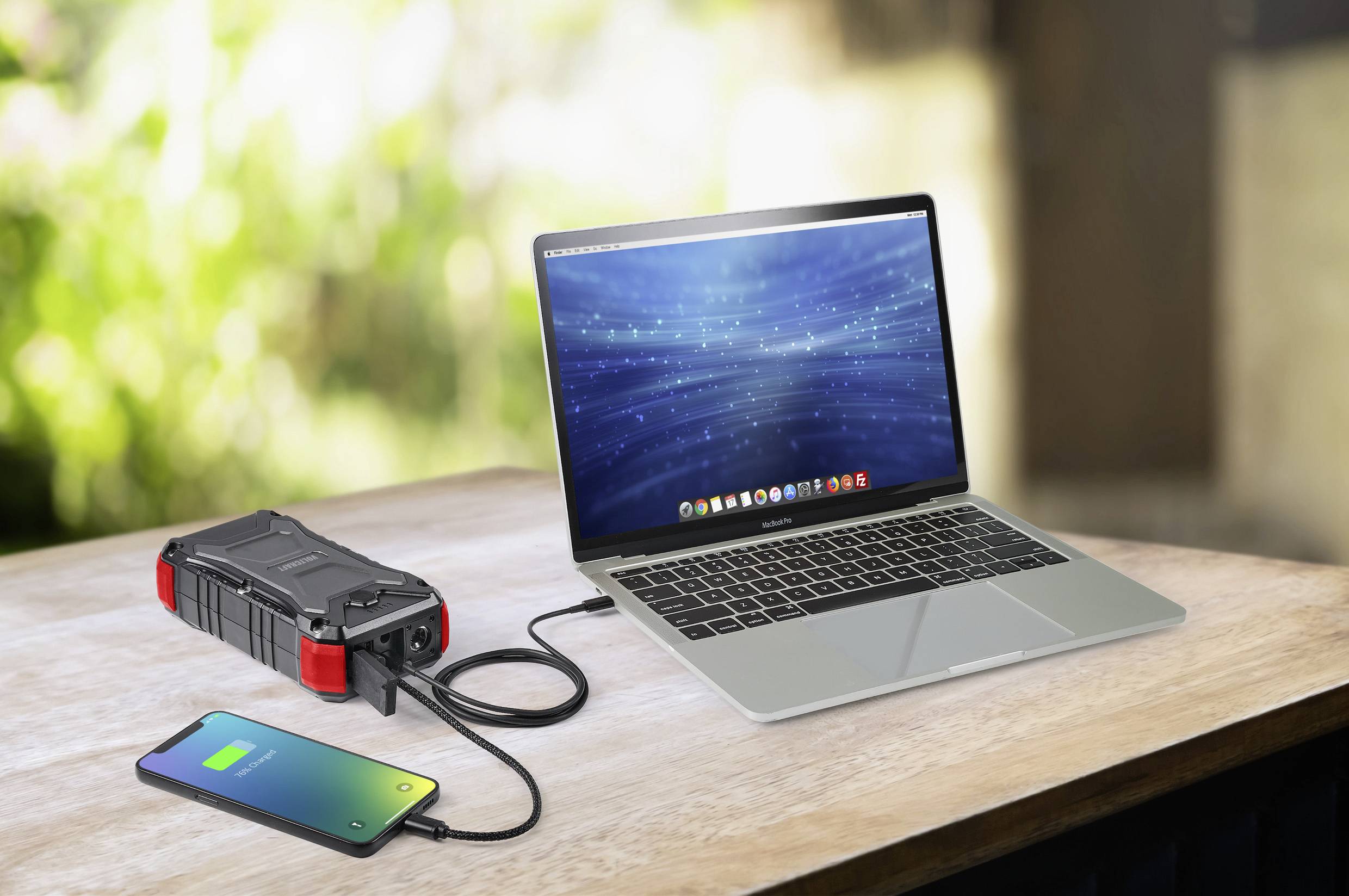 VOLTCRAFT VC PB PD65W Rugged Powerbank 30000 mAh USB PD 3.0 Li-Ion Schwarz-Rot LED Taschenlampe, Statusanzeige, Outdoor