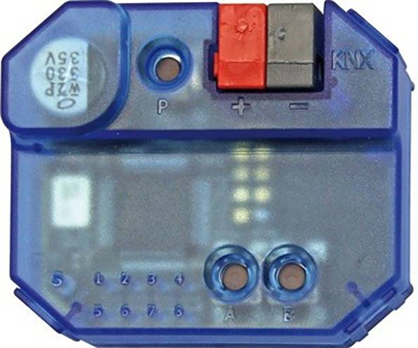 Ein blaues elektrisches Gerät mit zwei Schraubklemmen ('P', '+'), einem Potentiometer und mit 'KNX' beschriftet.