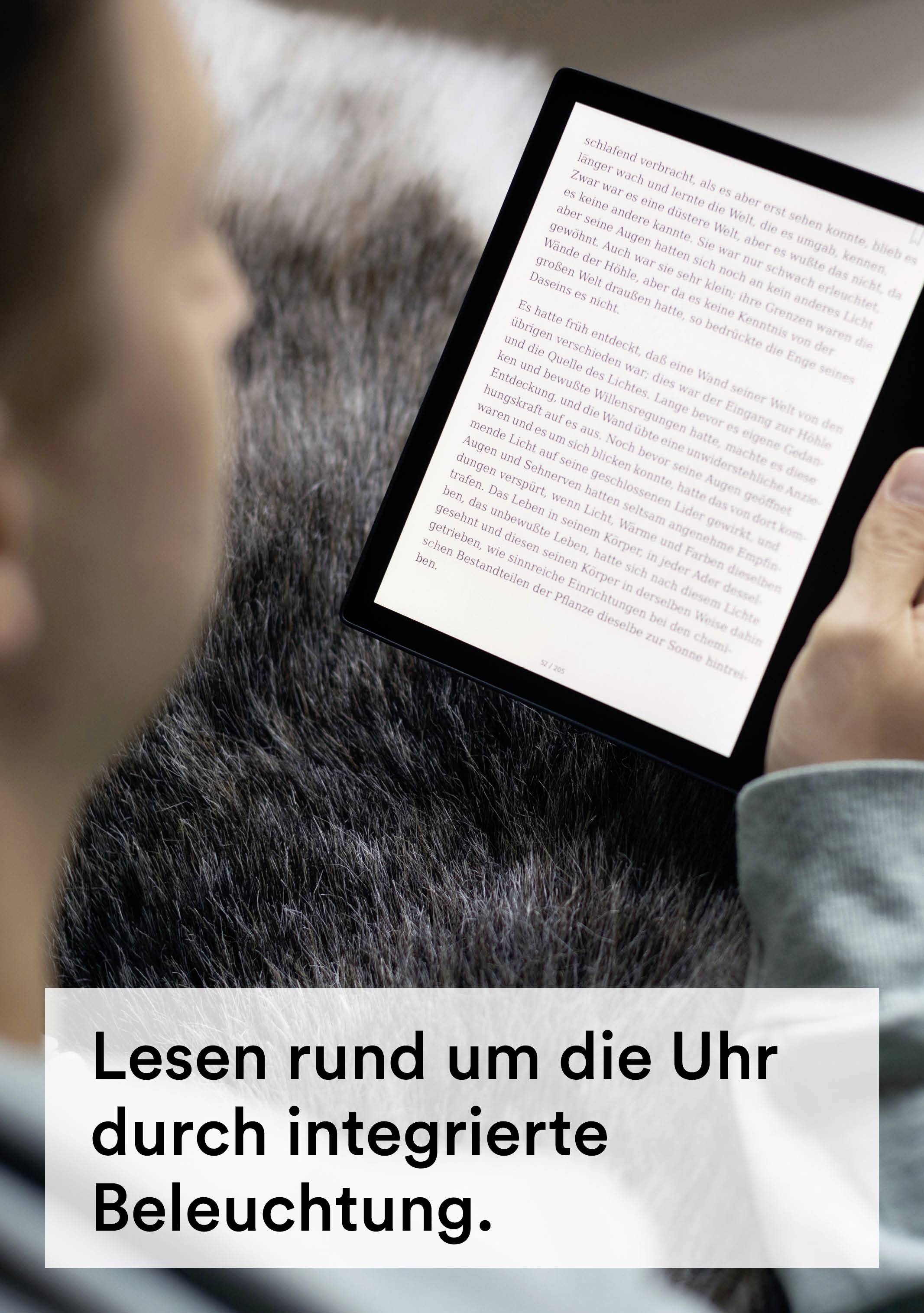 Person liest mit einem E-Reader im Dunkeln. Text auf dem Bild: 'Lesen rund um die Uhr durch integrierte Beleuchtung.'