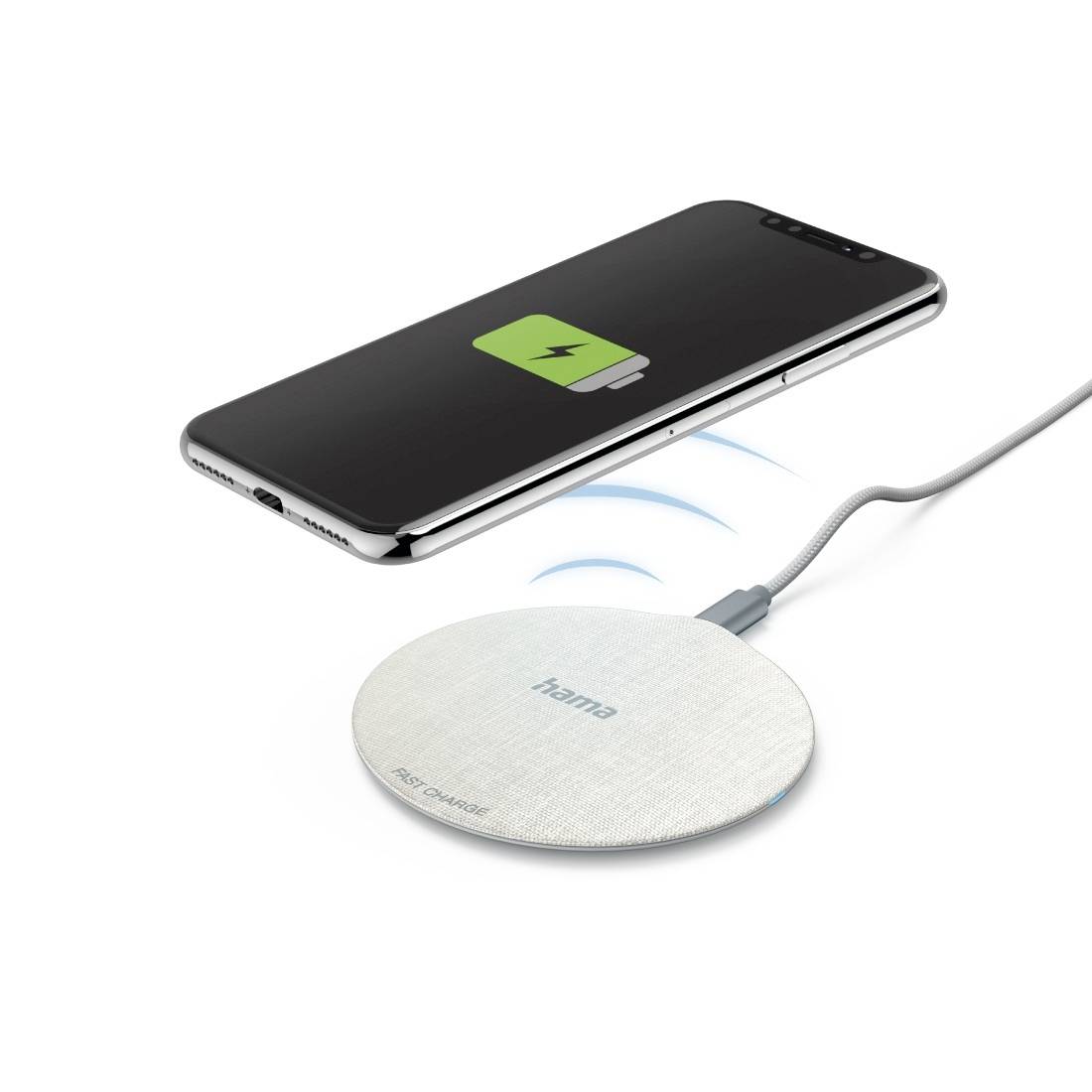 Ein Smartphone wird drahtlos geladen auf einer runden Ladematte mit 'Hama'-Logo. Ein grünes Batteriesymbol zeigt den Ladevorgang an.