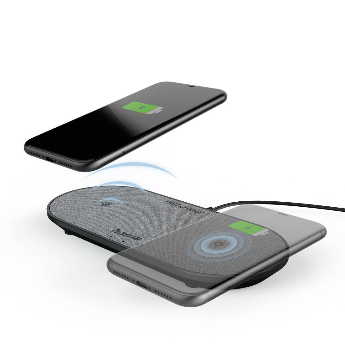Zwei Smartphones laden drahtlos auf einem Ladepad mit Ladeanzeige. Ein Handy schwebt darüber, zeigt volle Akkuanzeige.