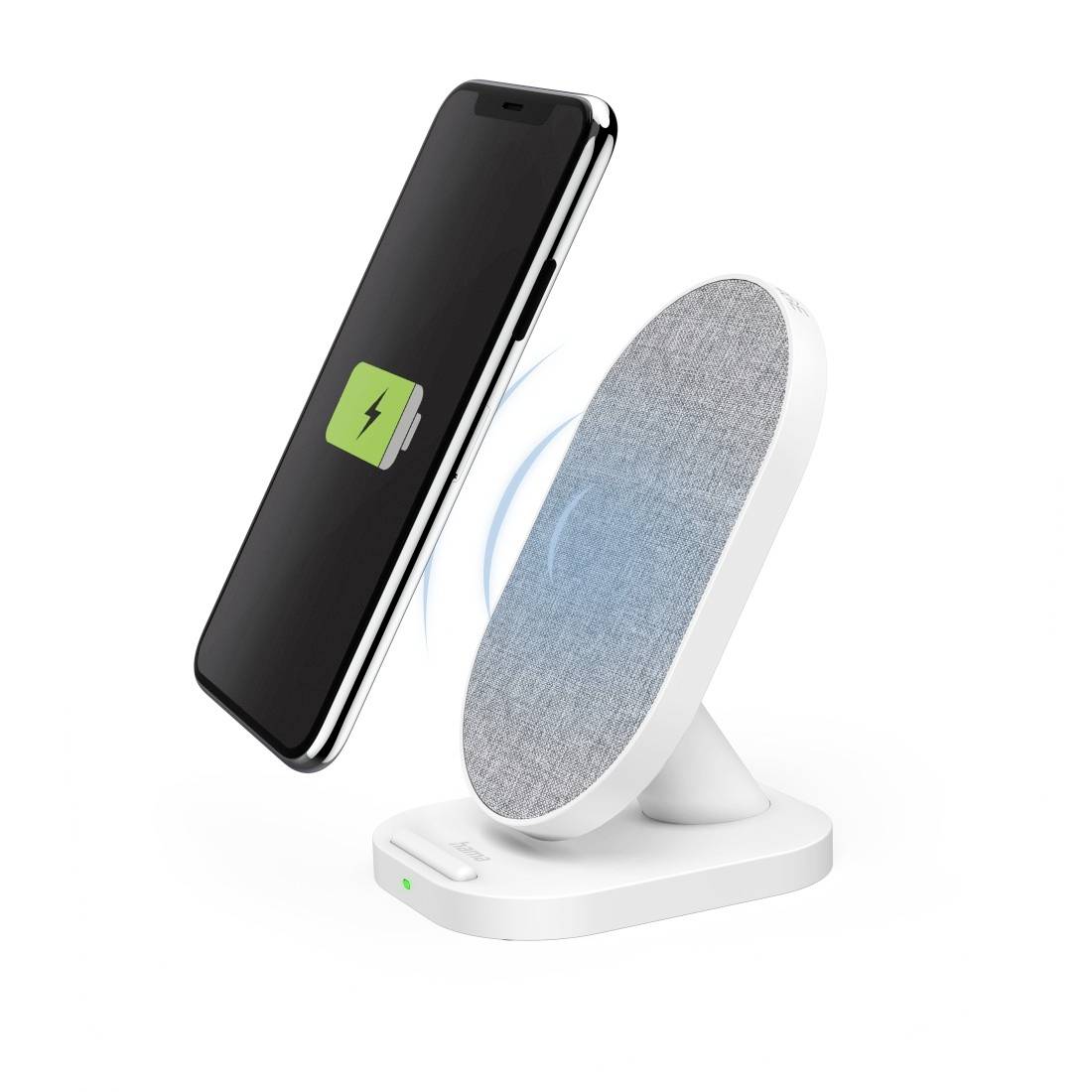 Ein Smartphone wird kabellos auf einem schräg stehenden Ladegerät aufgeladen. Das grüne Akku-Symbol zeigt den Ladevorgang an.