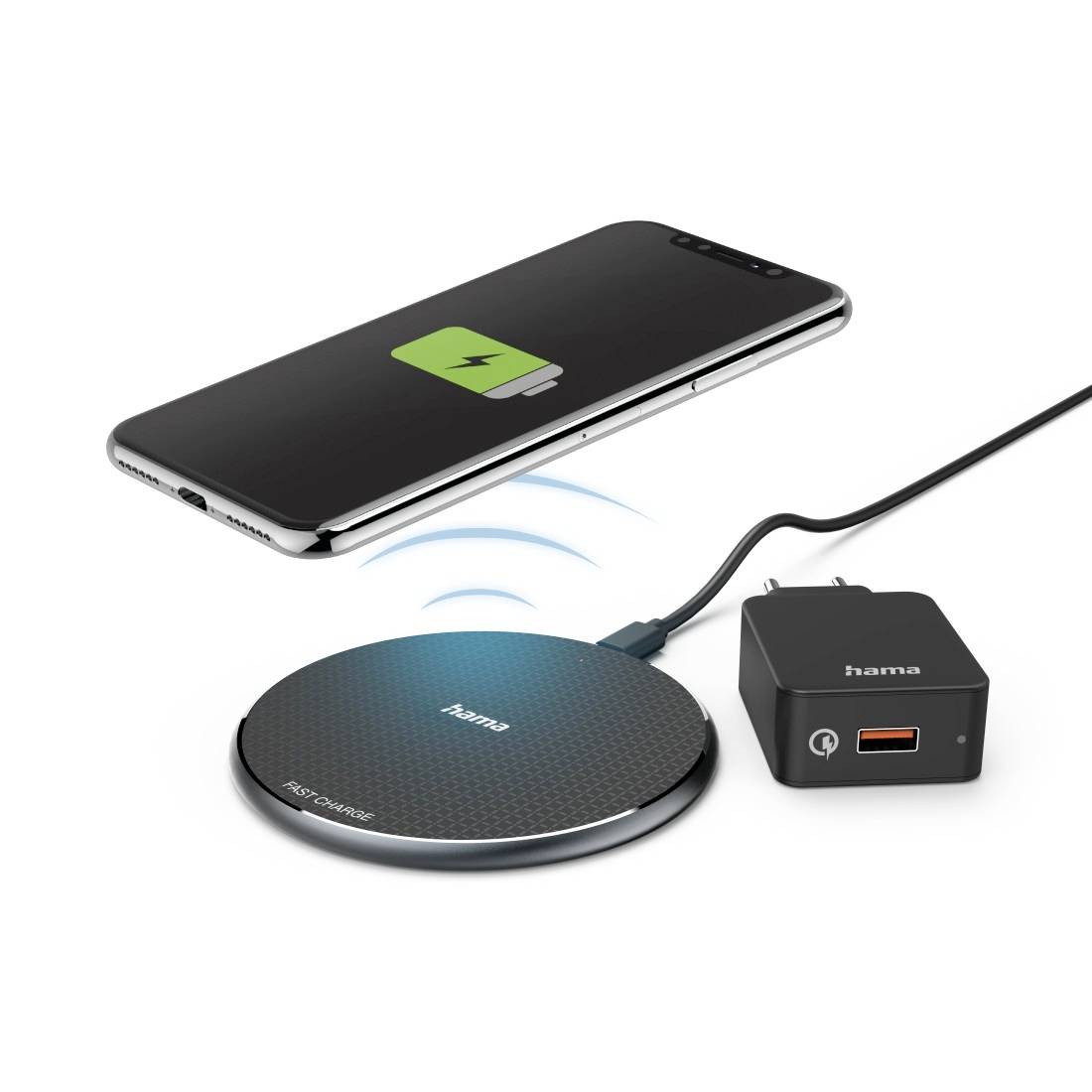 Smartphone auf kabelloser Ladestation mit Ladeanzeige, verbunden mit einem Netzteil.