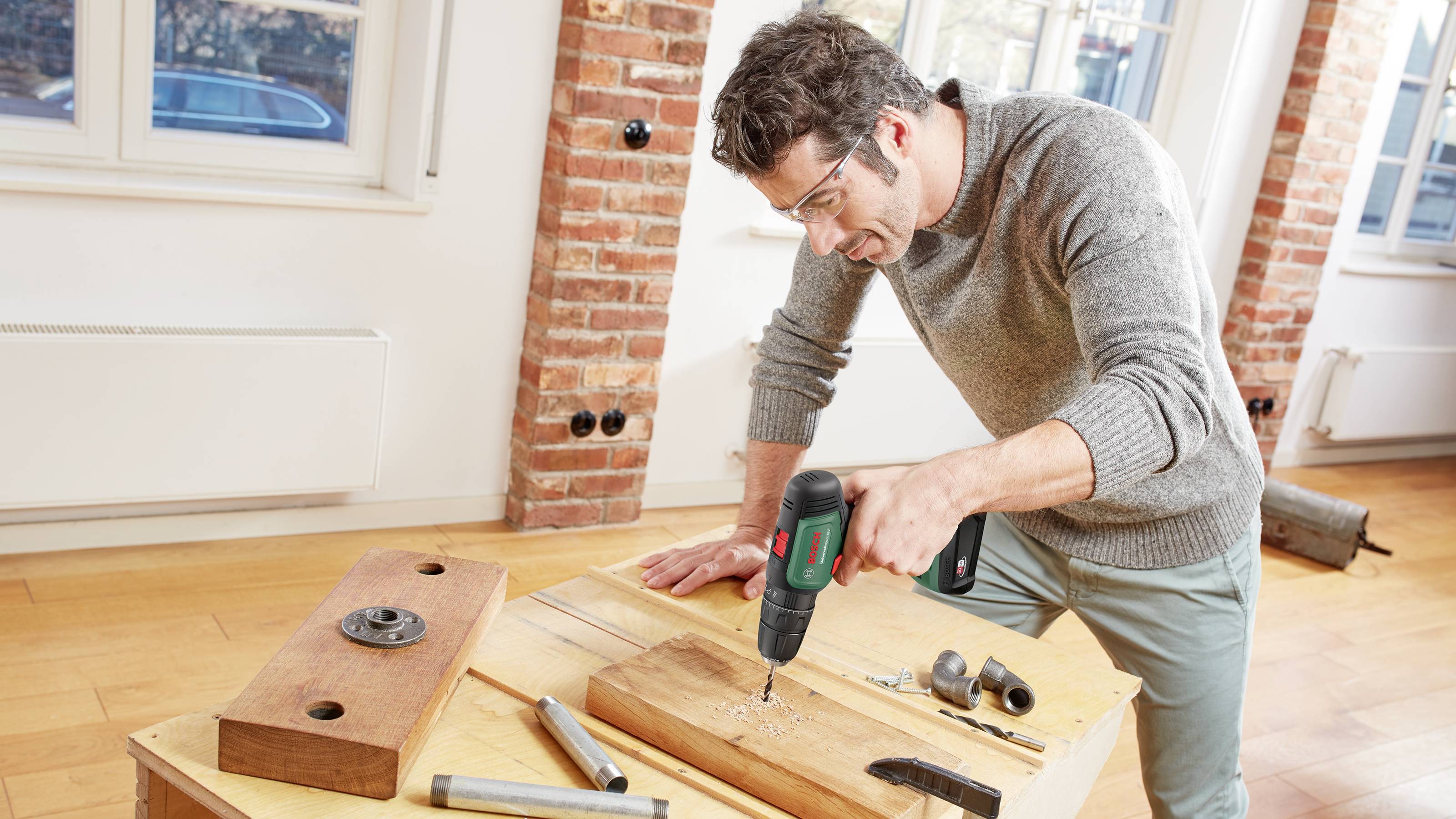 Bosch Home and Garden Universal Impact 18V -Akku-Schlagbohrmaschine inkl. Ladegerät, inkl. Koffer