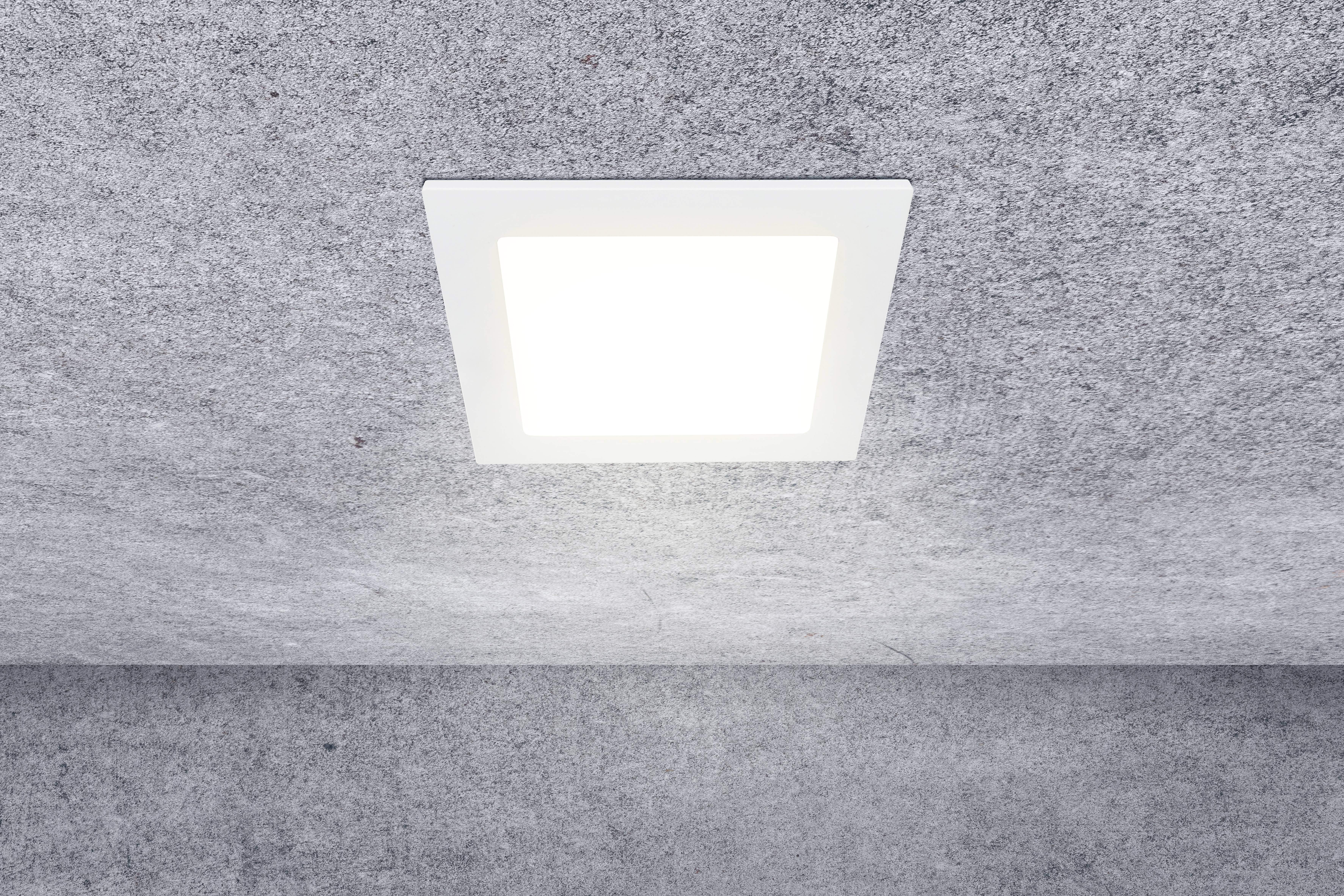 Eine quadratische Deckenleuchte leuchtet hell in einem Raum mit grauer, strukturierter Decke.