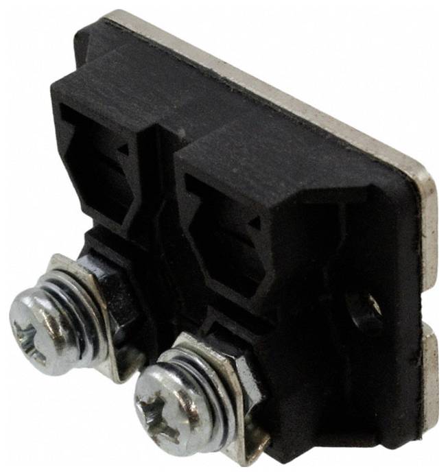 Nahaufnahme eines schwarzen Klemmblocks mit zwei Schraubklemmen, die für elektrische Verbindungen verwendet werden und auf einer metallischen Grundplatte montiert sind.