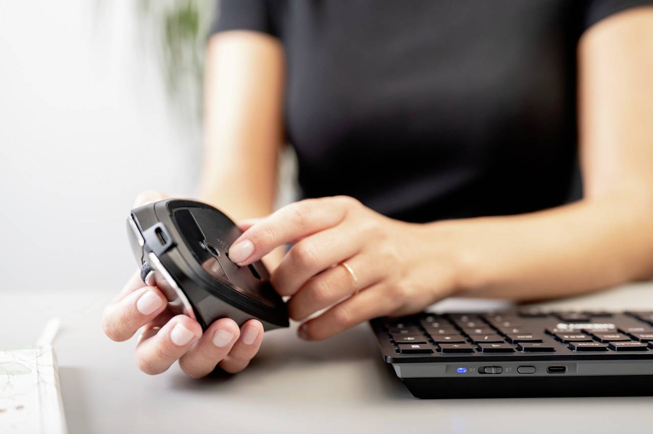 CHERRY Bluetooth® Tastatur, Maus-Set Deutsch, QWERTZ Schwarz