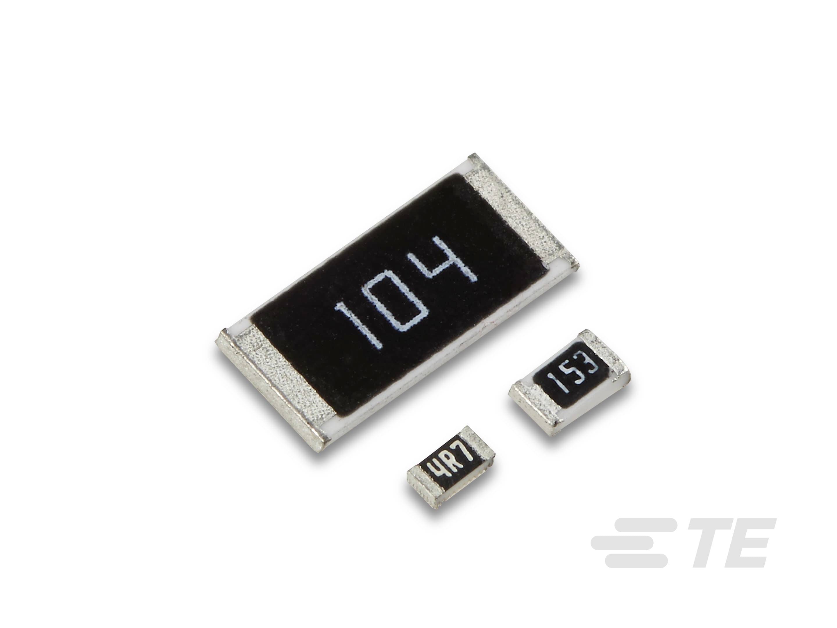 Drei SMD-Widerstände mit der Beschriftung '104', '153' und '497' auf hellgrauem Hintergrund. Sie unterscheiden sich in der Größe.