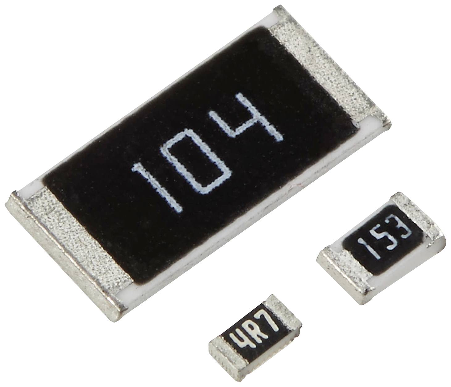 Drei SMD-Widerstände auf weißem Hintergrund. Einer zeigt '104', der andere '4R7' und der dritte '153'.