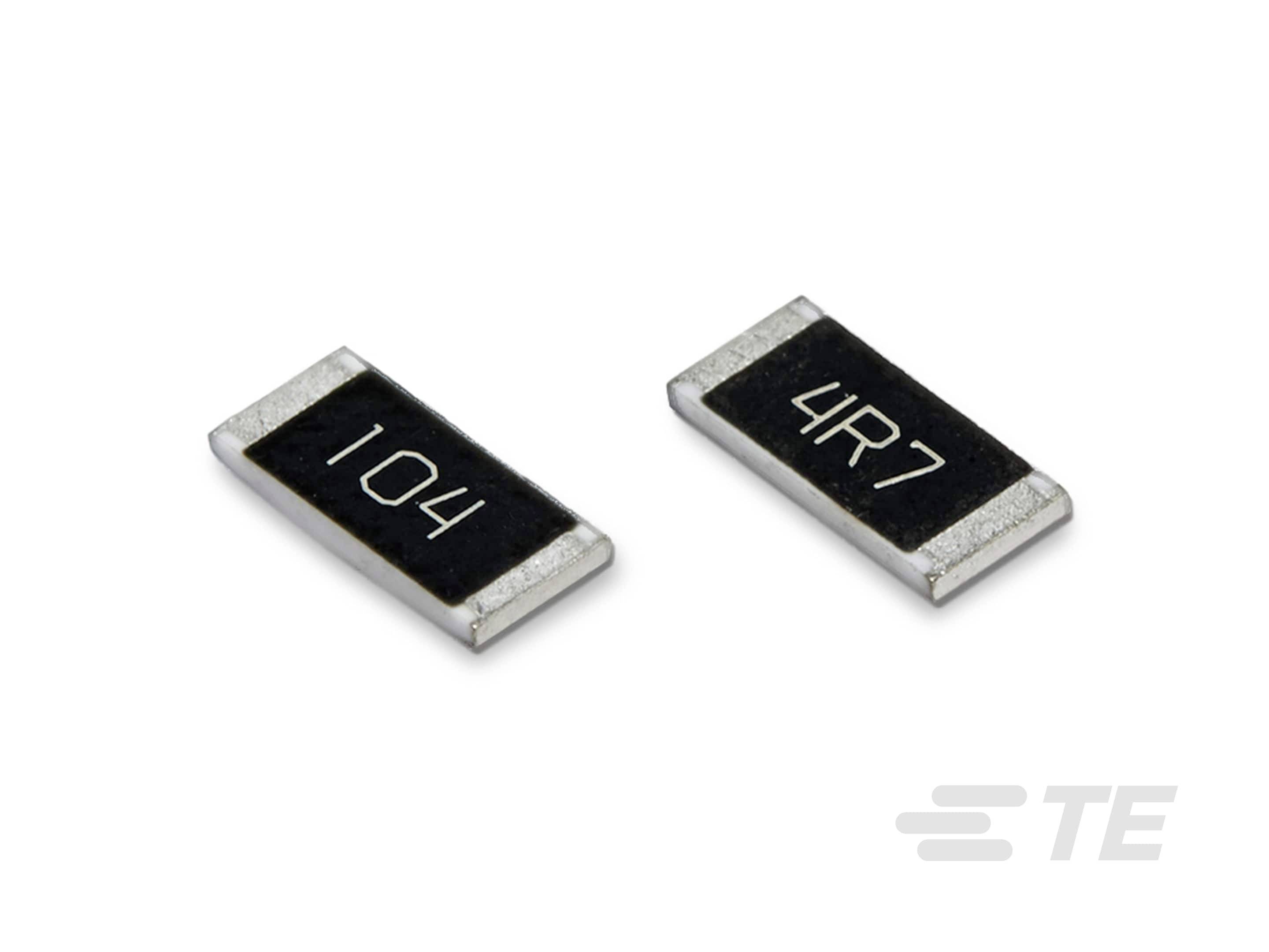 Zwei rechteckige, flache elektrische Komponenten mit den Markierungen '104' und '4R7'. Sie werden oft in elektronischen Schaltungen verwendet.