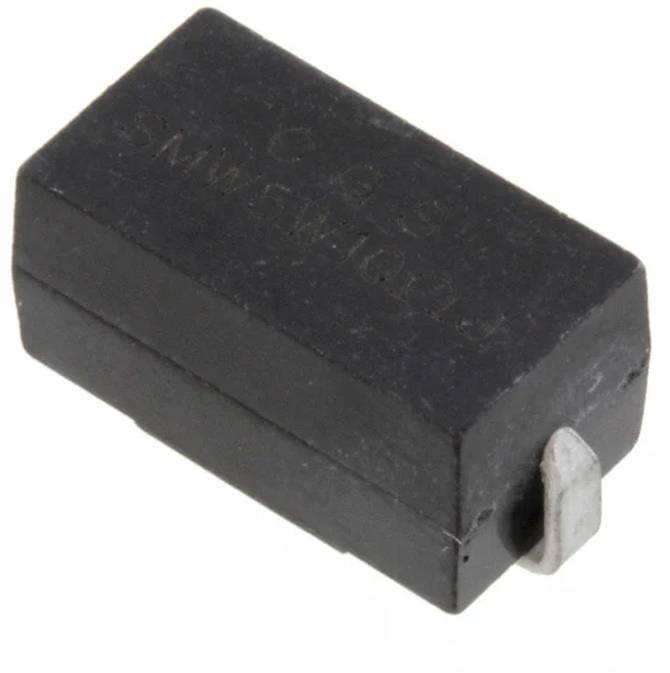 Ein gelber rechteckiger elektrischer Stecker mit drei Metallstiften, die sich von seiner Basis erstrecken.
