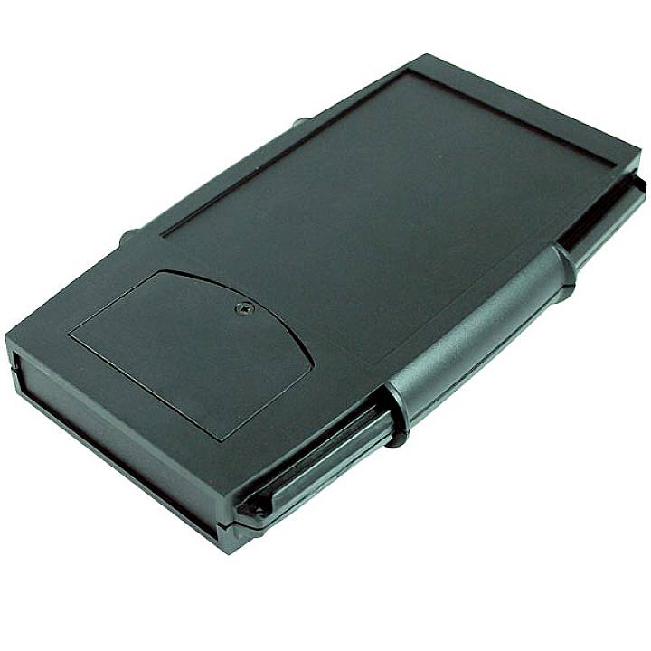 Schwarze Plastikbox mit Schiebemechanismus, geschlossen.