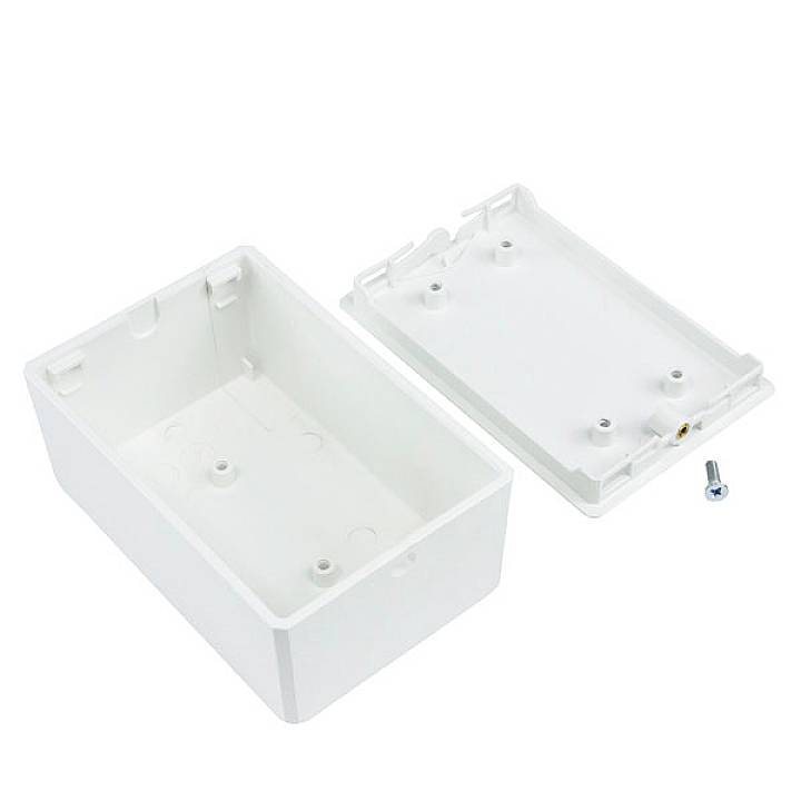 Weiße Kunststoffdose mit abgenommenem Deckel und einer kleinen Schraube daneben, gezeigt aus der Vogelperspektive.